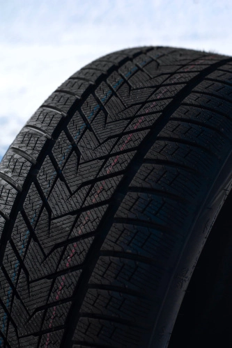 фото протектора и шины WINTERHAWKE II Шина ZMAX WINTERHAWKE II 255/55 R19 111H